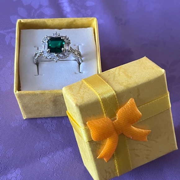 925 Sterling Silver Faux Emerald & Cubic Zirconia Cocktail Ring Size 7 - Picture 2 of 8